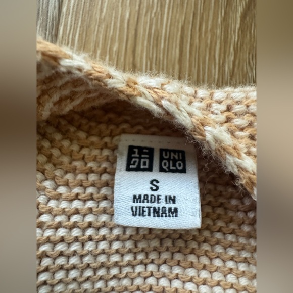 Uniqlo Beige V-Neck Sweater - Picture 2 of 10